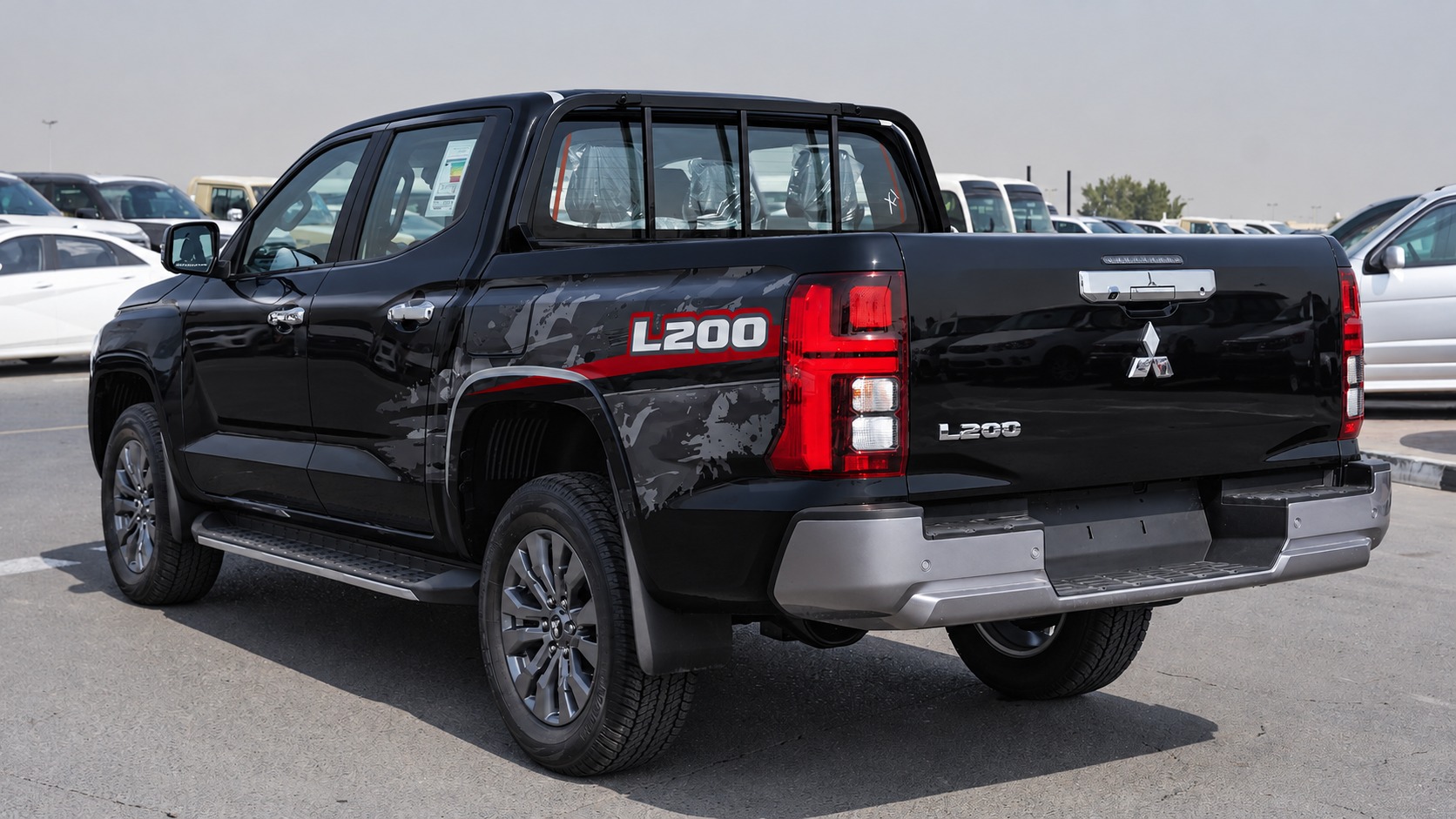 Чёрный L200, вид сзади