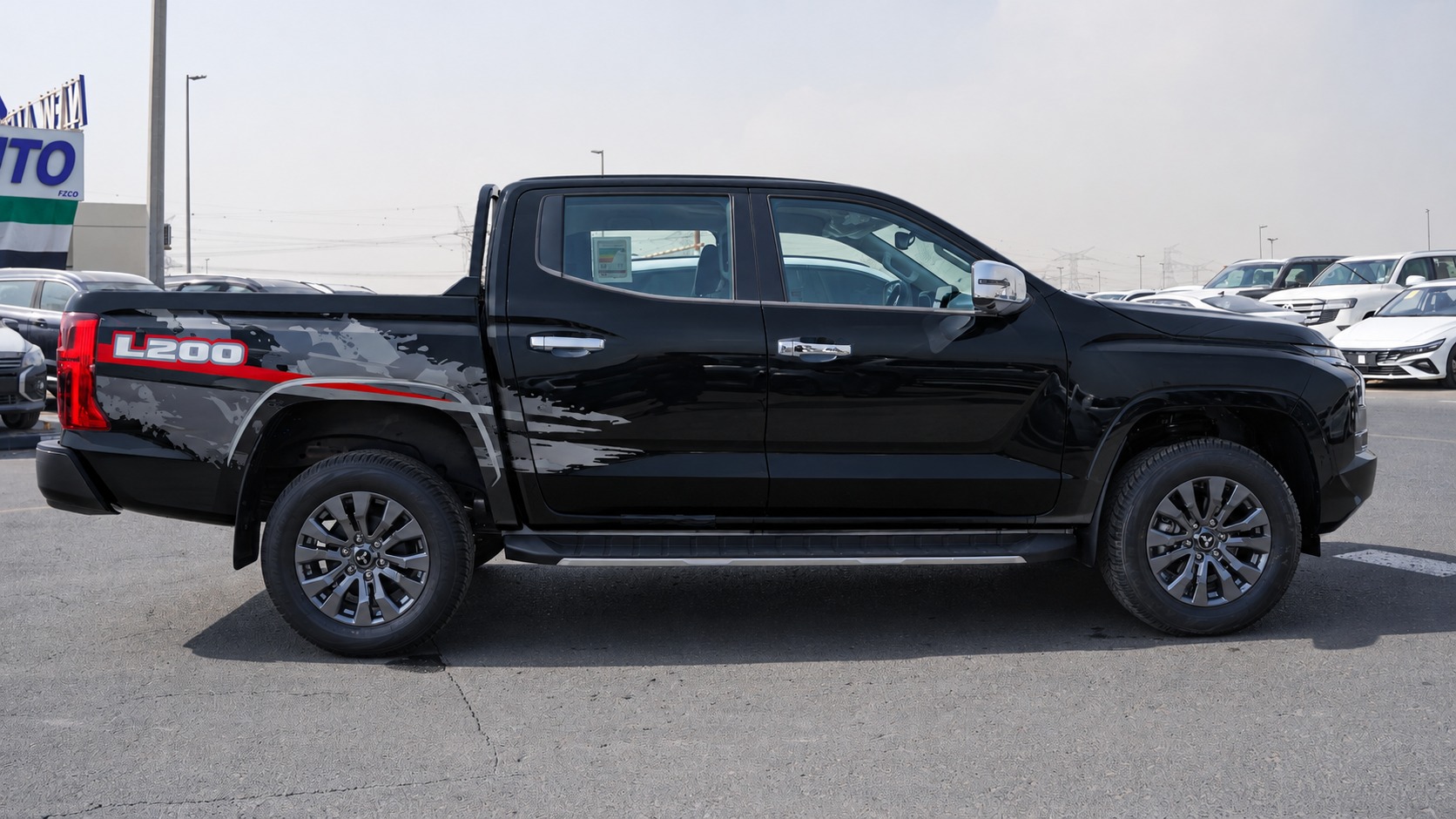 Чёрный L200 в профиль